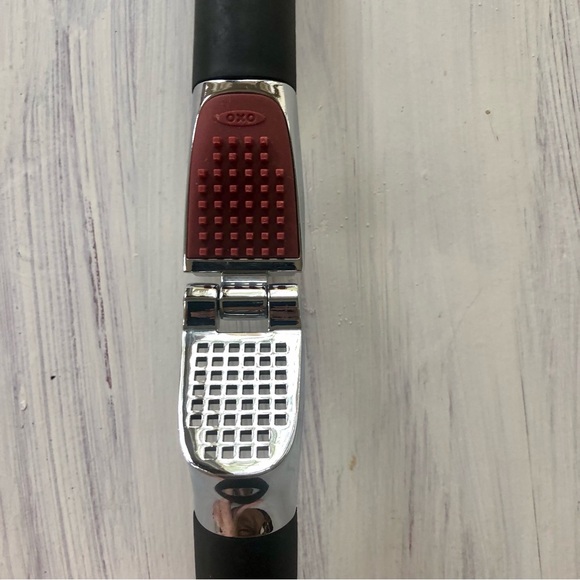 OXO GOOD GRIPS Professional HEAVY DUTY Garlic Press.  Die-cast Zinc & Silicone. - Picture 2 of 8